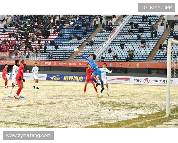 足球明星们在赛场上被绊倒的趣事与背后的故事揭秘